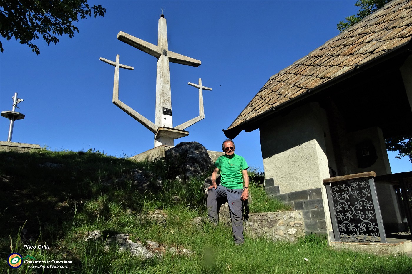 88 Alle tre croci e cappella del Monte Molinasco (1179 m).JPG -                                